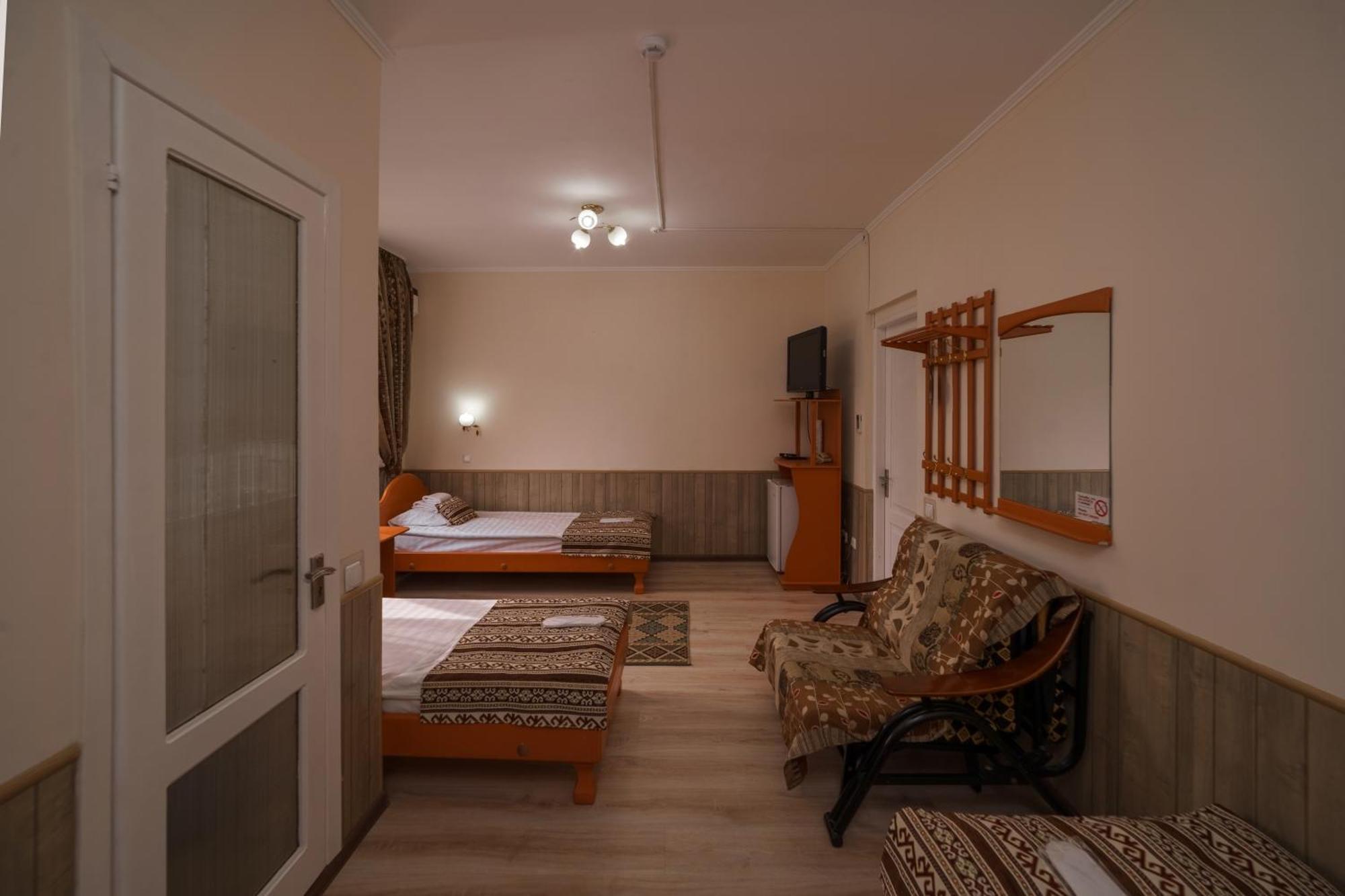 Alpinist Hotel Бишкек Екстериор снимка