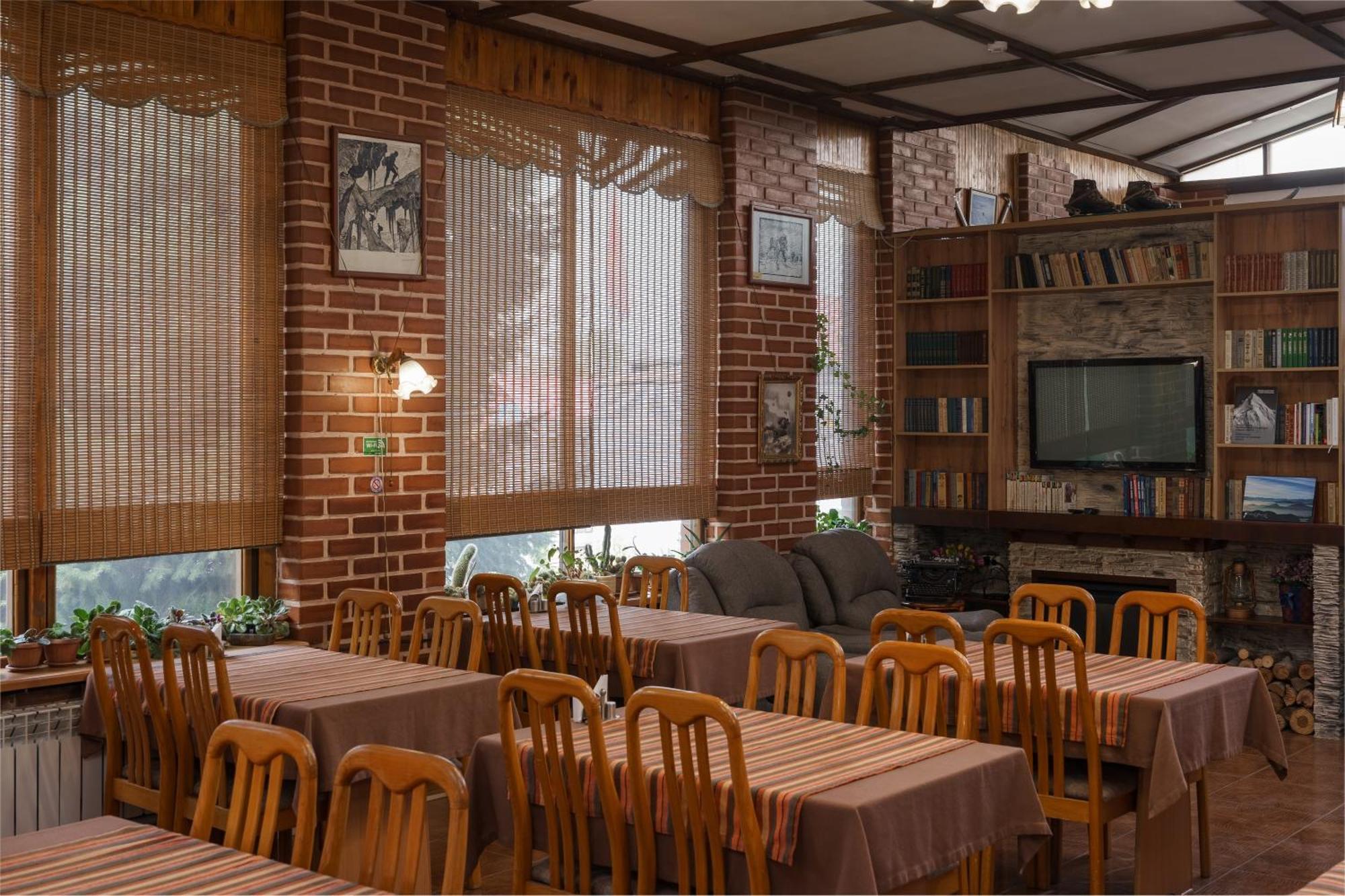 Alpinist Hotel Бишкек Екстериор снимка