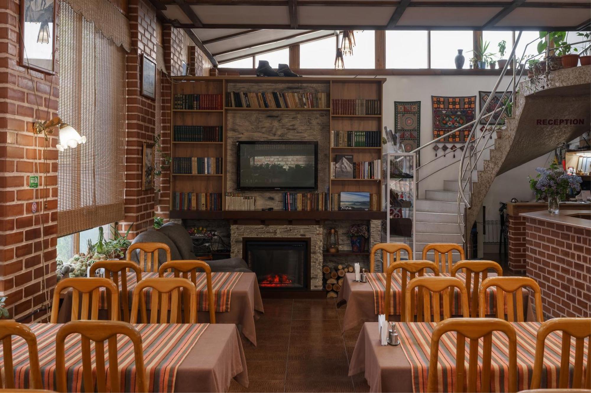 Alpinist Hotel Бишкек Екстериор снимка