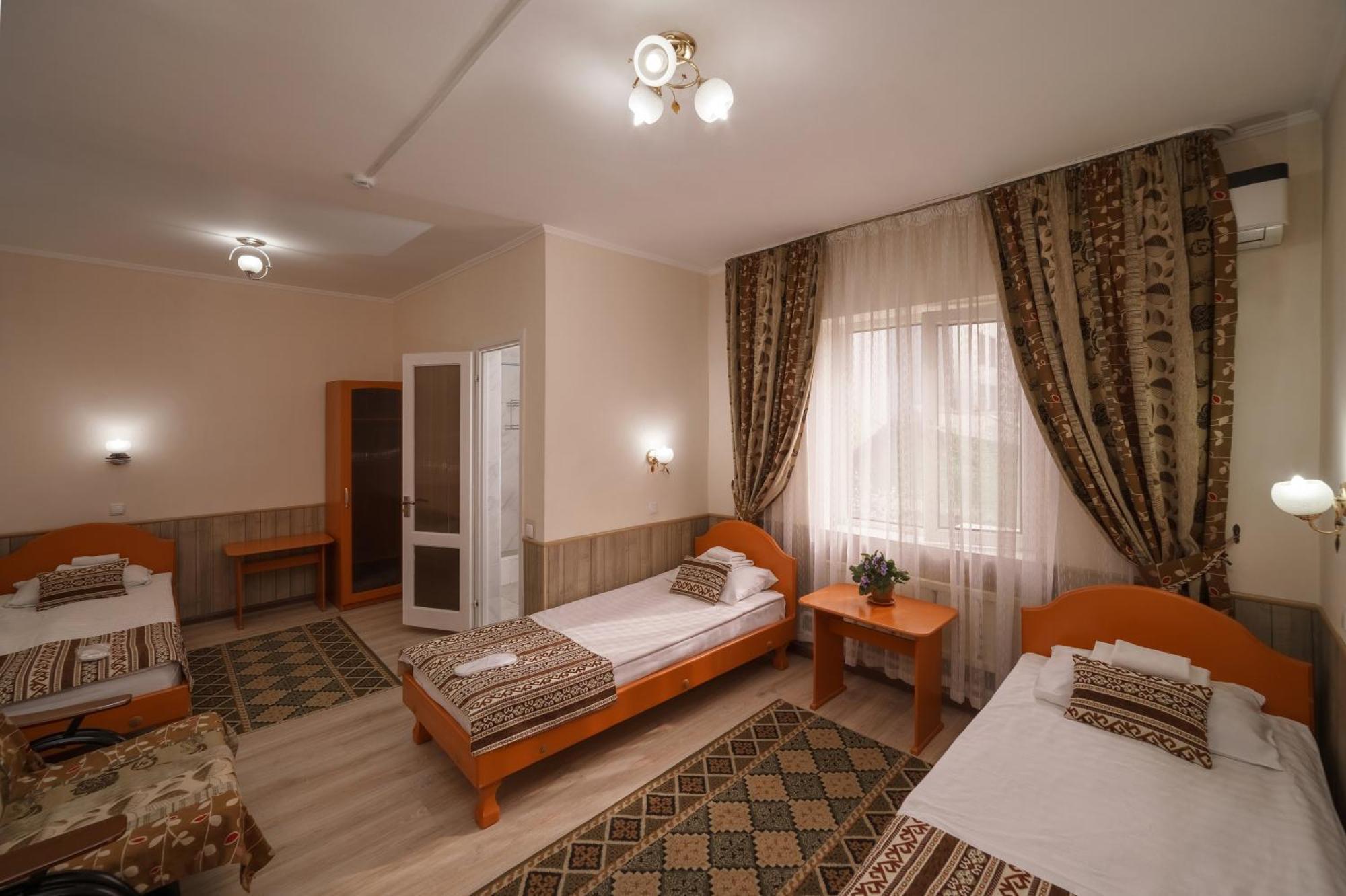 Alpinist Hotel Бишкек Екстериор снимка