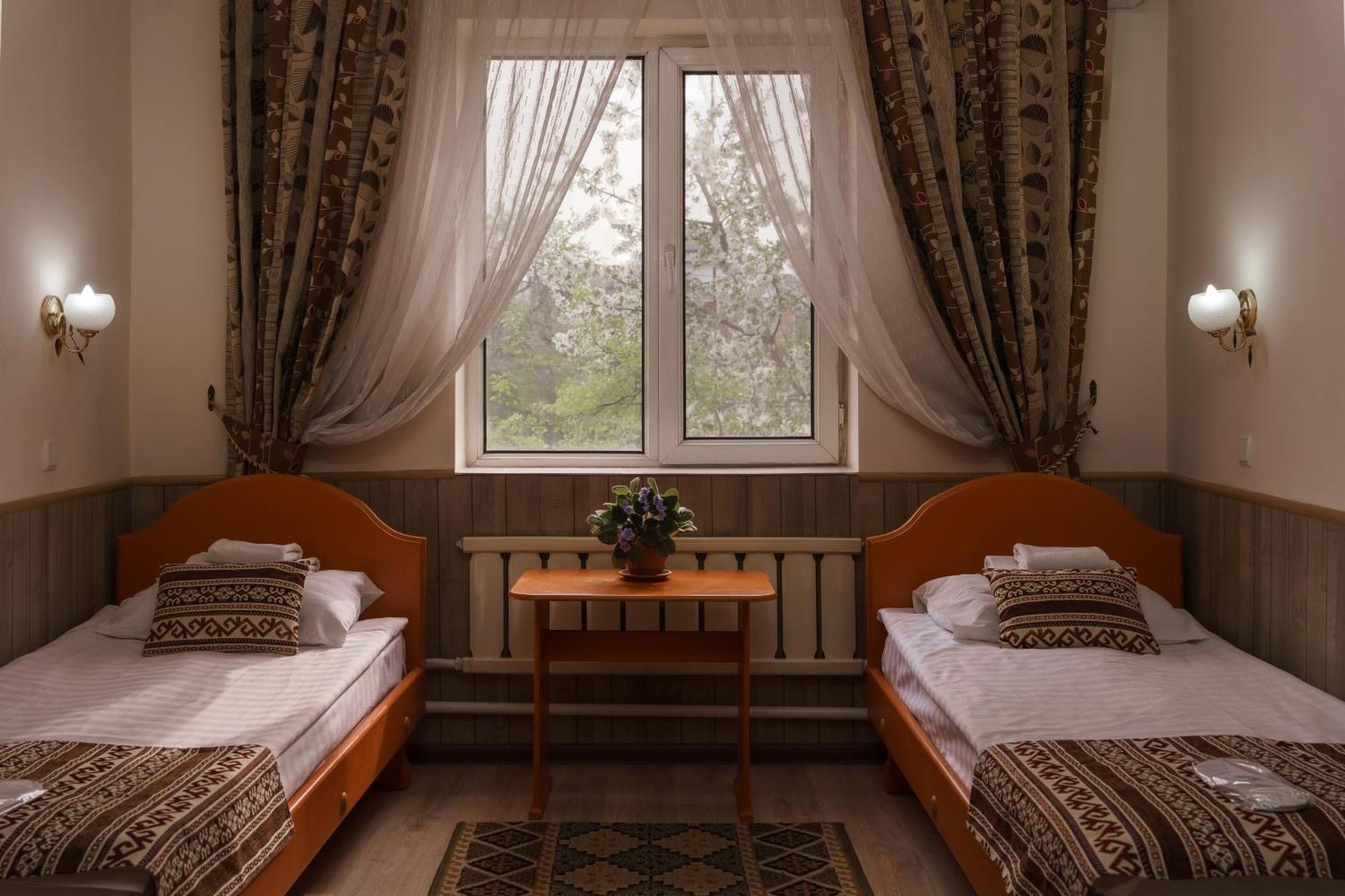 Alpinist Hotel Бишкек Екстериор снимка