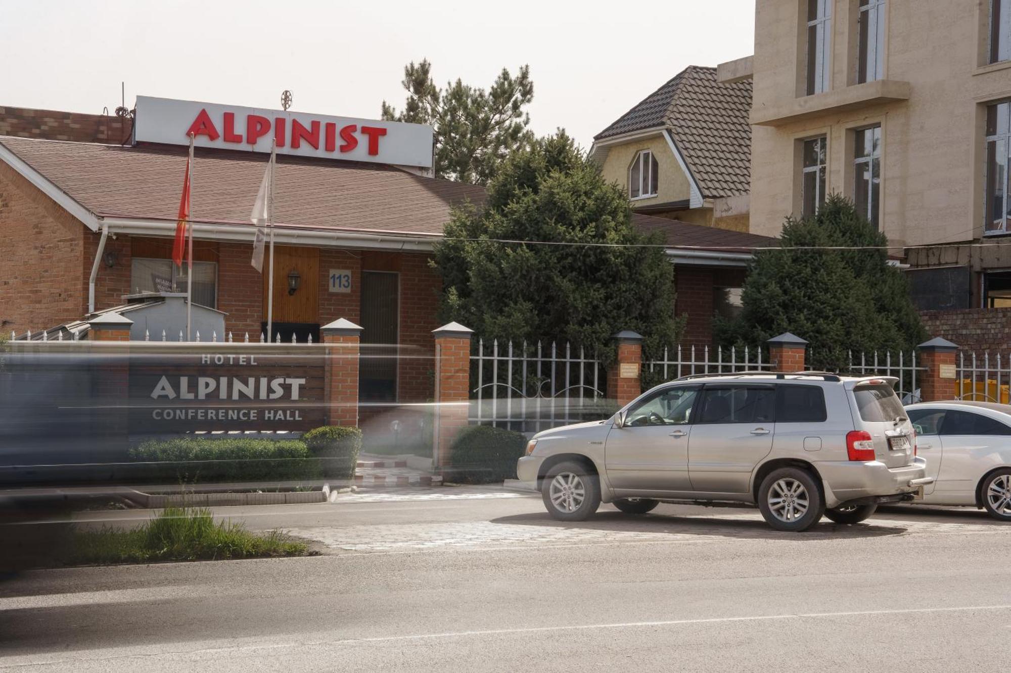 Alpinist Hotel Бишкек Екстериор снимка