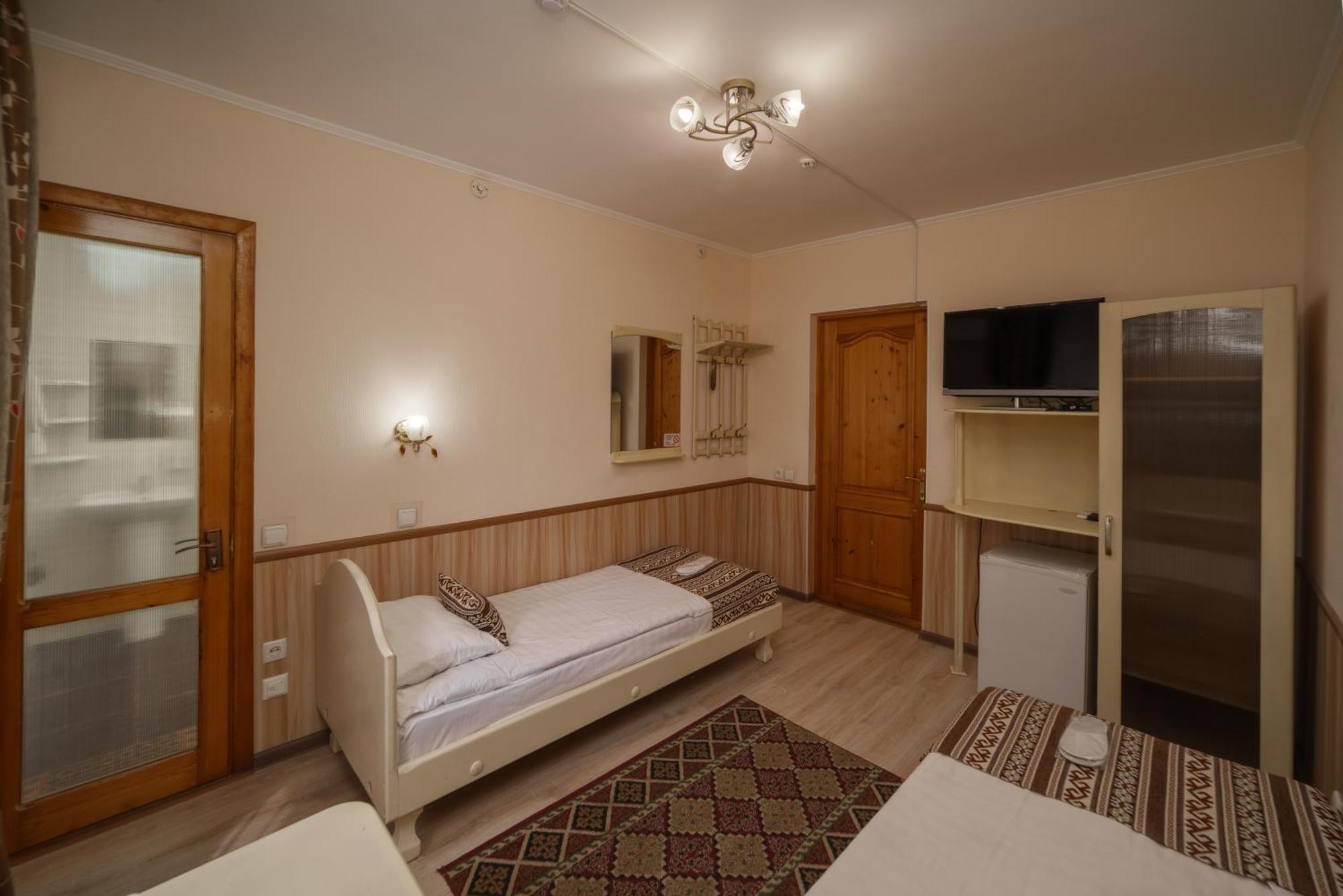 Alpinist Hotel Бишкек Екстериор снимка