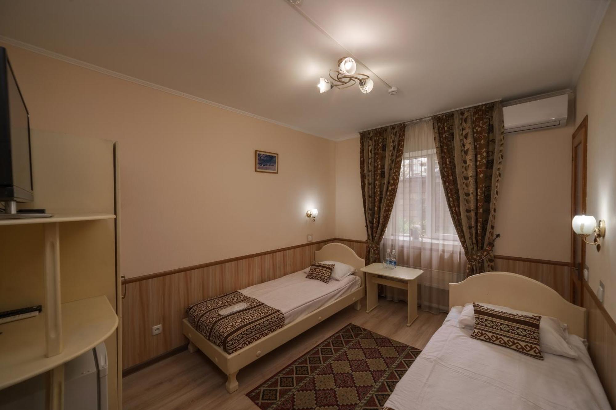 Alpinist Hotel Бишкек Екстериор снимка