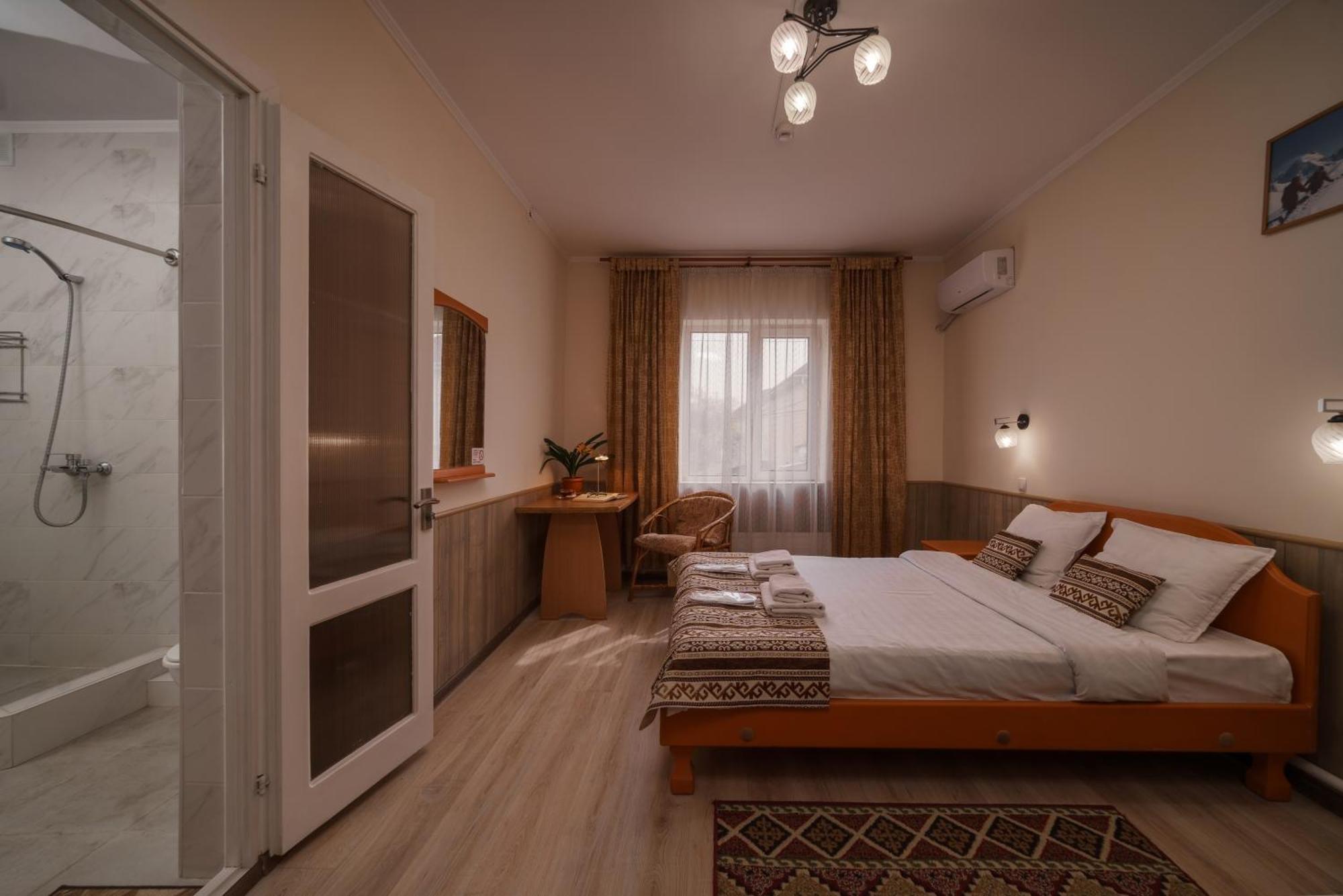Alpinist Hotel Бишкек Екстериор снимка