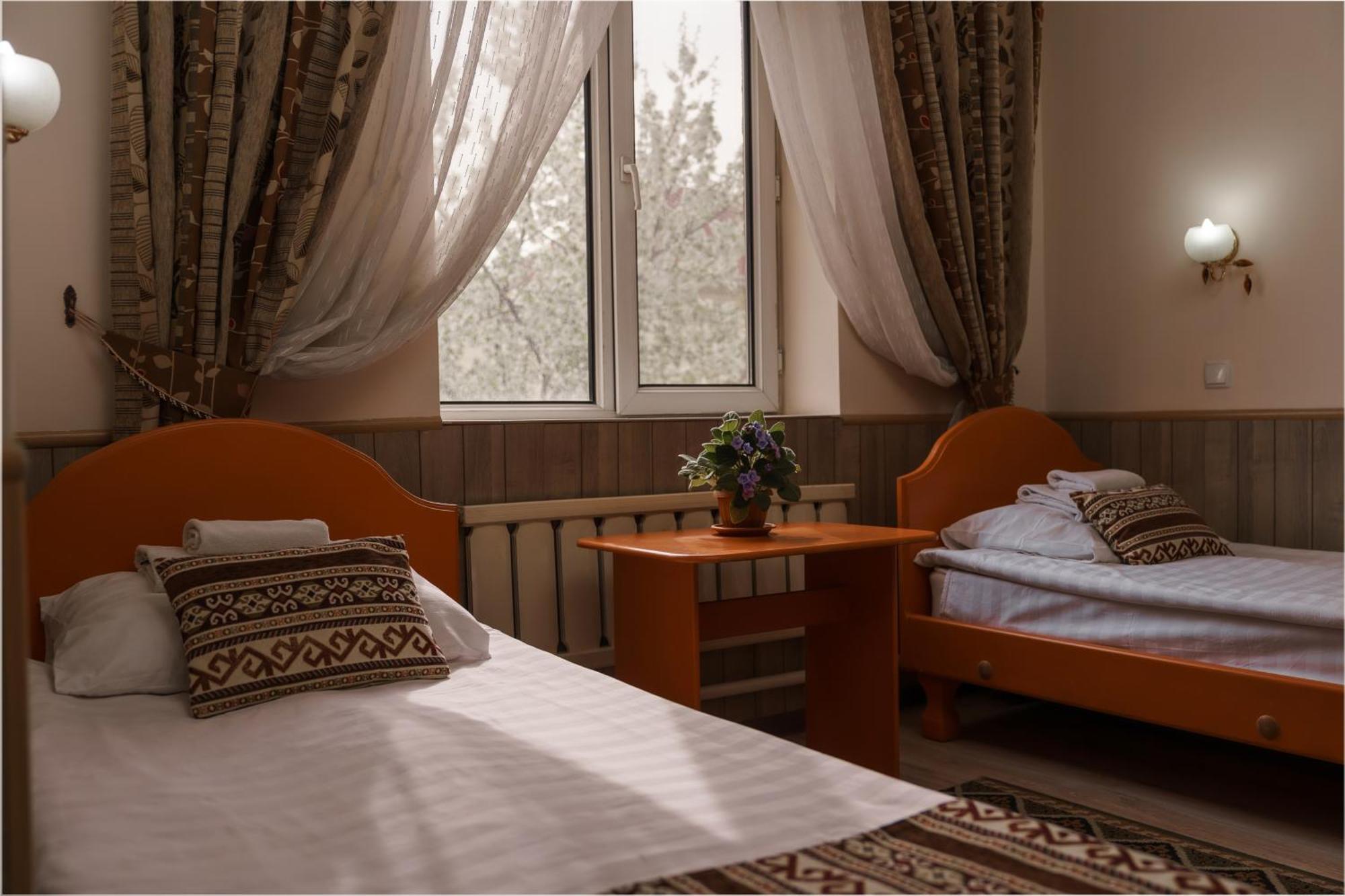 Alpinist Hotel Бишкек Екстериор снимка