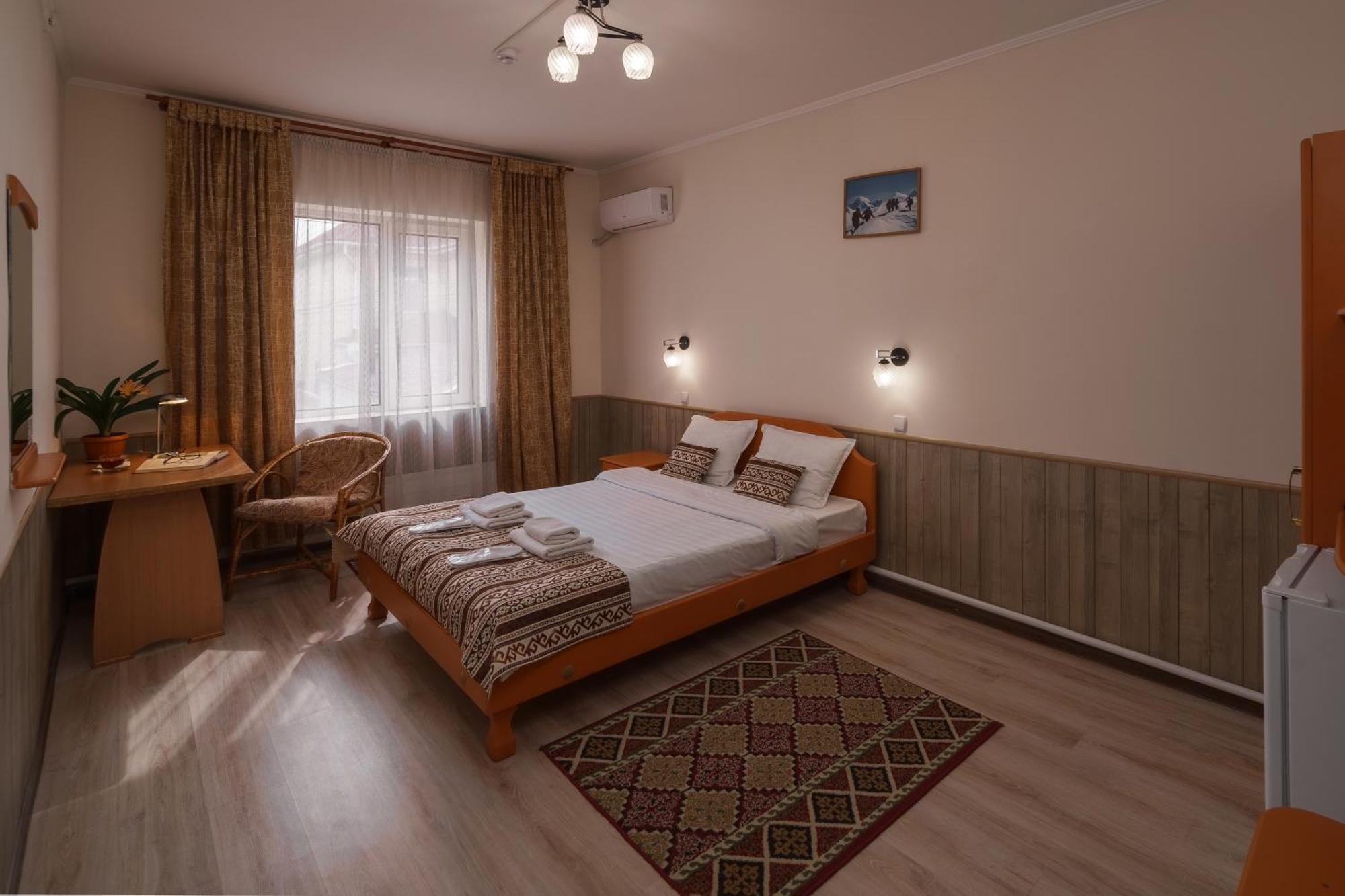 Alpinist Hotel Бишкек Екстериор снимка