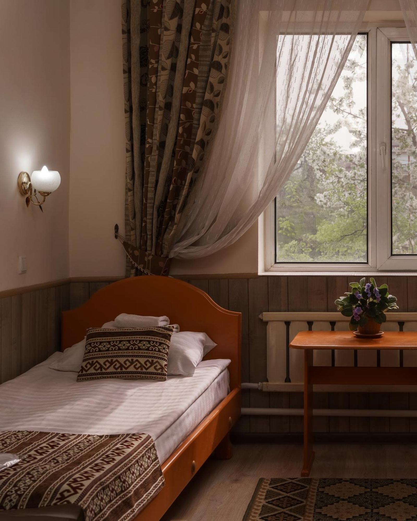 Alpinist Hotel Бишкек Екстериор снимка